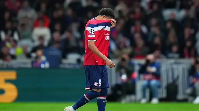 Mbappé, expulsado por agresión
