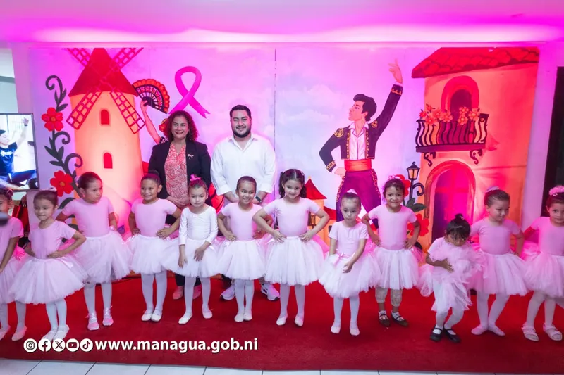 Alcaldía de Managua entrega 50 vestuarios a niñas de ballet