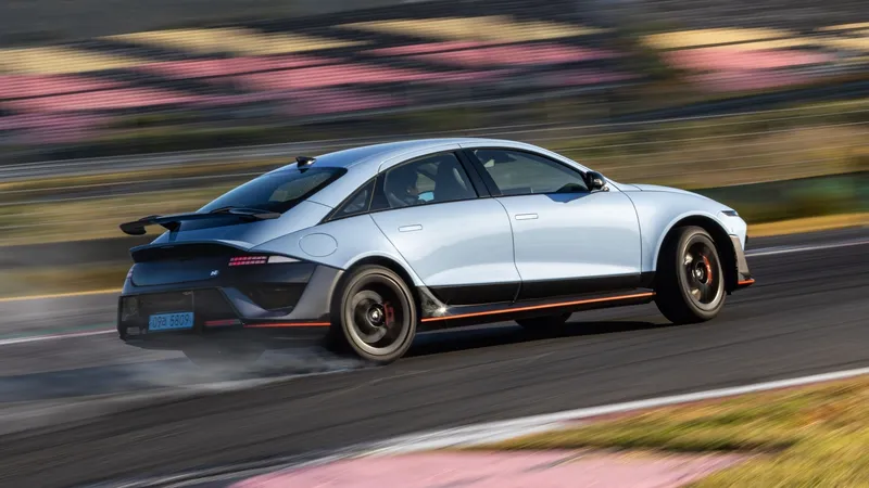 Acabaron con ellos en los coches de gasolina y ahora quieren hacerlo en los coches eléctricos: Alemania debate una nueva prohibición