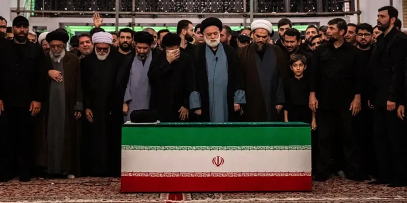 Ayatolá Ali Jamenei es sepultado tras multitudinarios funerales en Irán e Irak