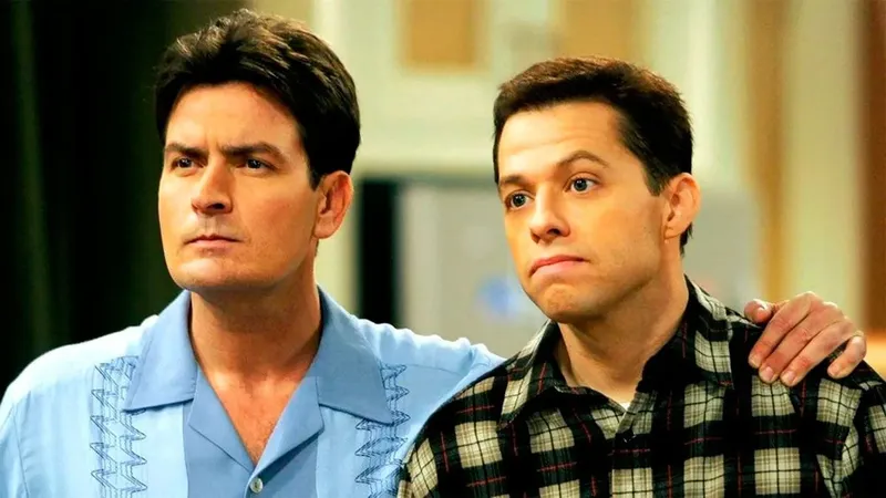 El sueldo de Charlie Sheen en 'Dos hombres y medio' se duplicó después de ser arrestado por violencia doméstica: El de su compañero se quedó igual
