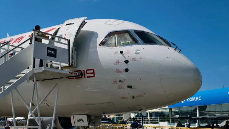 El avión con el que China quiere plantarle cara a Airbus y Boeing voló su primera ruta internacional regular: no fue a Europa ni a Estados Unidos, sino a Mongolia