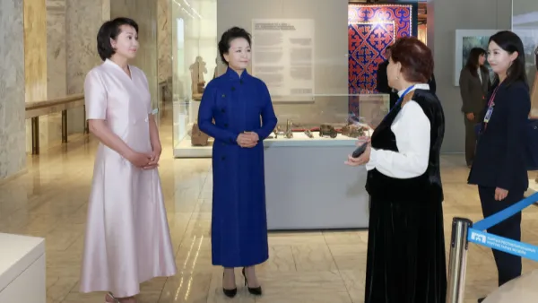 Peng Liyuan y Aigul Japarova visitan Museo Histórico Estatal de Kirguistán