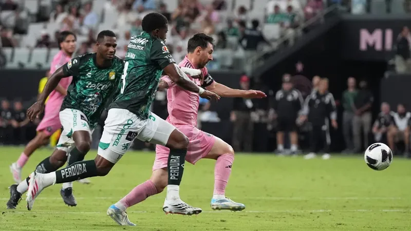 León tumba al Inter Miami y elimina a un Messi de luto en la Leagues Cup