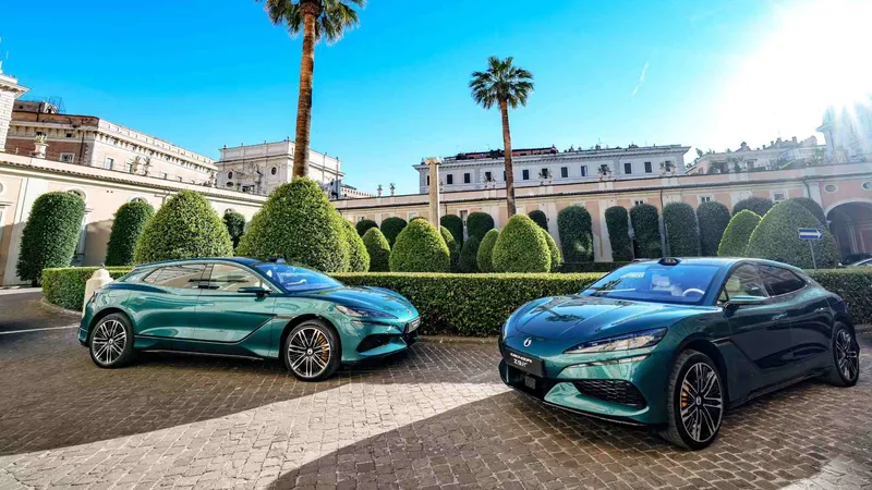 Un coche eléctrico recorrerá 15.000 km entre Roma y Hong Kong: su secreto es una recarga completa en solo 9 minutos