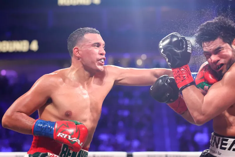 David Benavídez es alabado por Floyd Mayweather Jr.