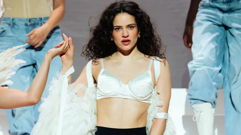 Rosalía marca su regreso a los escenarios con impactantes diseños hechos a medida por Dior
