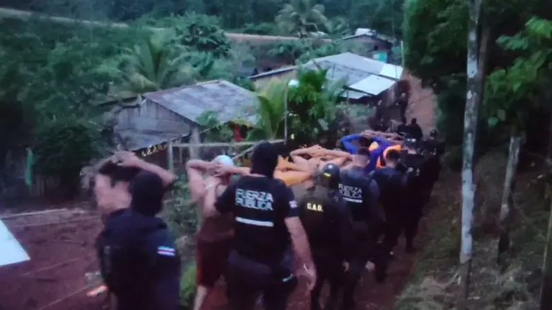 36 nicas son detenidos en operativo contra minería ilegal en Crucitas, Costa Rica
