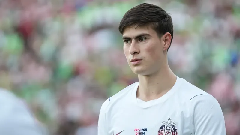 De Chivas al Olimpo, la Hormiga González tiene un pie en Grecia tras el estira y afloja de los billetes verdes
