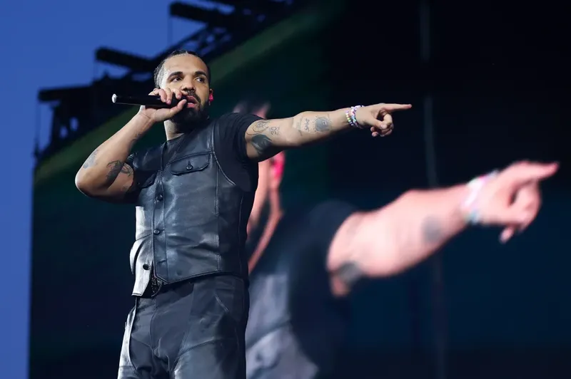 Drake hace historia en el No. 1, 2 y 3 del Billboard 200 con ‘ICEMAN’, ‘HABIBTI’ y ‘MAID OF HONOUR’