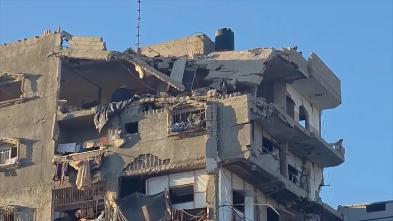 Miles de familias en Gaza viven en riesgo en edificios dañados por ataques