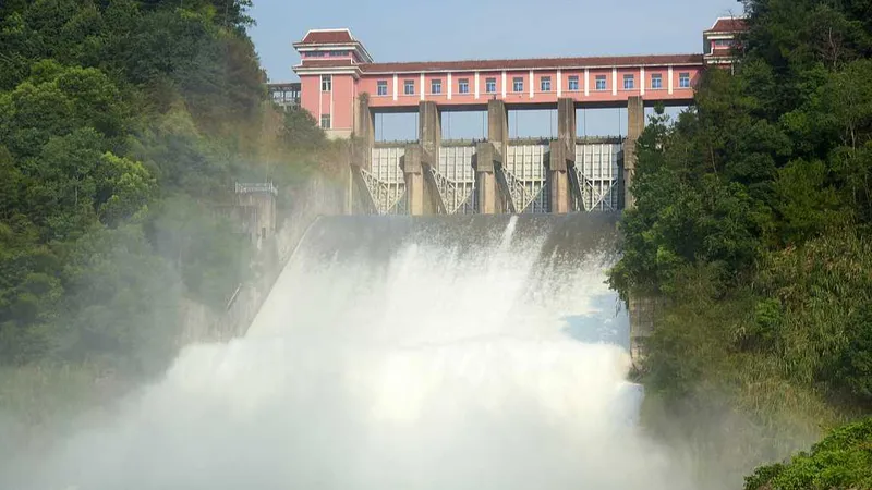 Las regiones costeras de China suspenden la pesca, vigilan presas y cierran los lugares turísticos ante las fuertes lluvias