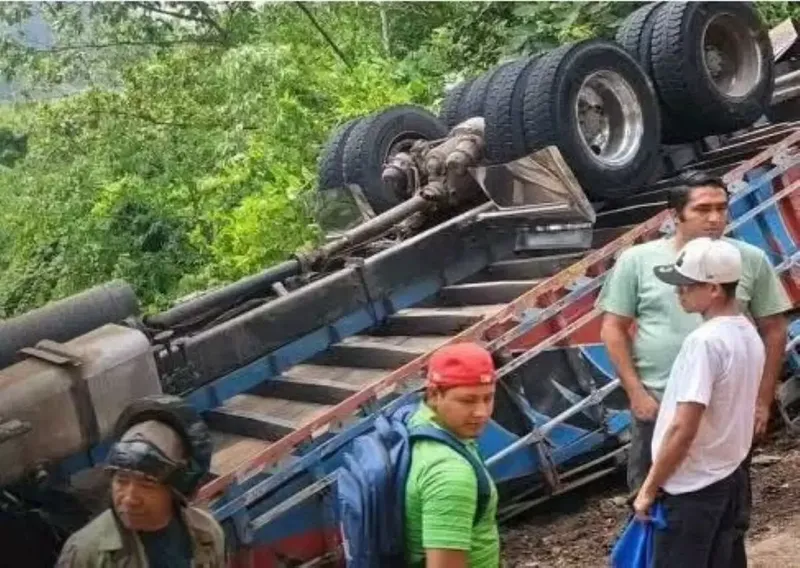 Conductor resulta lesionado tras vuelco de camión en El Cuá