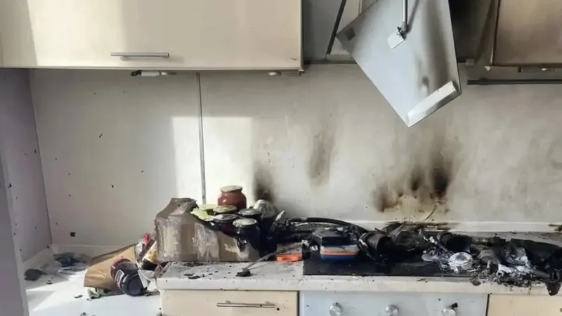 Dejó solo al gato y terminó con su balcón destrozado