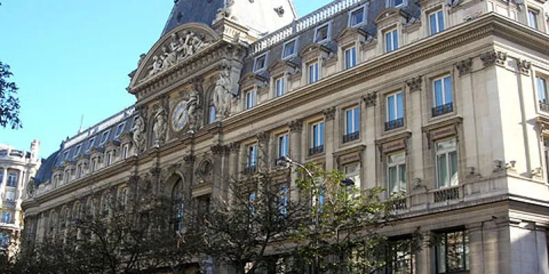 Instan a Francia a aprobar el presupuesto del 2027