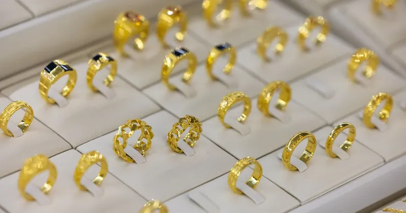 El oro se acerca a los US$4.000 ante un dólar más fuerte y una Fed más restrictiva