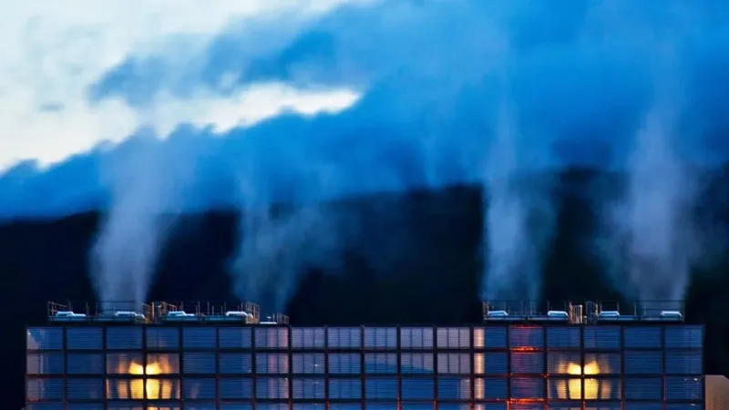 Cada mensaje a una IA parece insignificante hasta que se multiplica por millones de usuarios, centros de datos y modelos cada vez más grandes. El verdadero problema no es una botella de agua por correo, sino la escala industrial que se está construyendo detrás