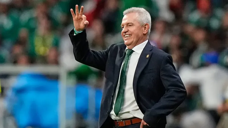 Javier Aguirre congela las negociaciones con el Valencia para revisar a fondo el plantel