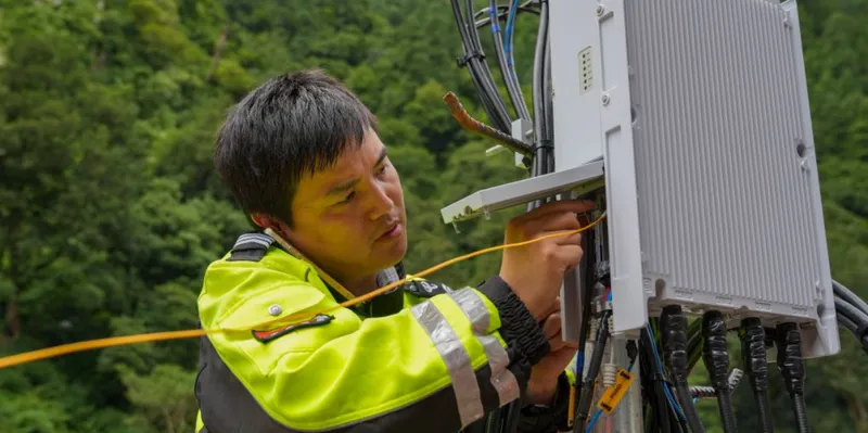 Telecomunicaciones trabajan para restablecer comunicaciones tras avalancha de lodo en Gyirong