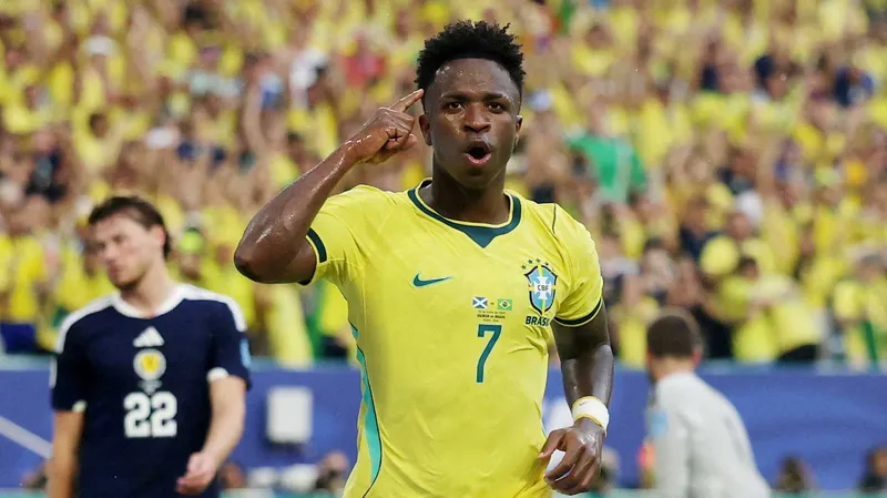 Vinícius comandó el triunfo de Brasil y la 'Canarinha' avanzó como líder