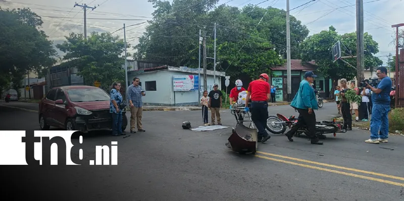¡Se llevó el bumper! Motorizado choca contra carro en Managua