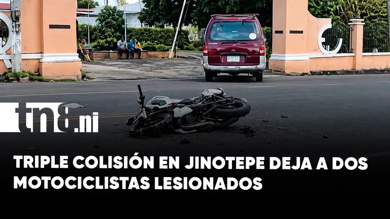 Triple colisión deja a dos motociclistas lesionados y daños materiales