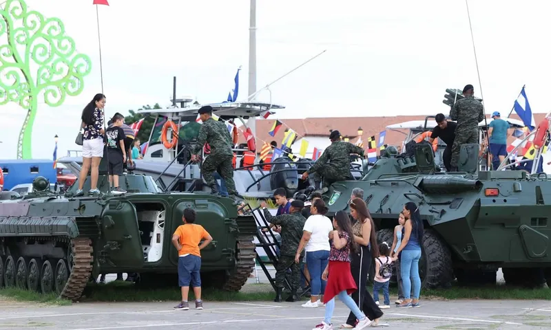Gran afluencia de familias visita la Exposición Estática del Ejército