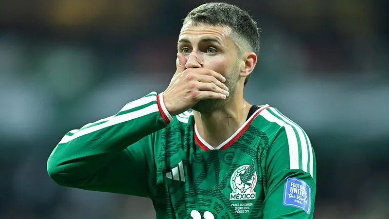 Santiago Giménez sigue 'protegiendo' a Piero Hincapié