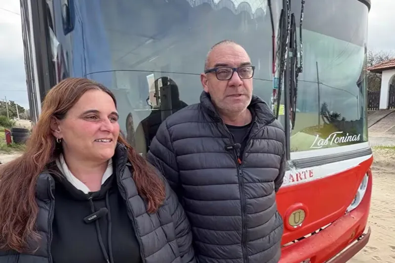 Tiene 51 años, vive en Las Toninas y ha convertido un bus escolar en una casa rodante de 2 ambientes con energía solar e internet