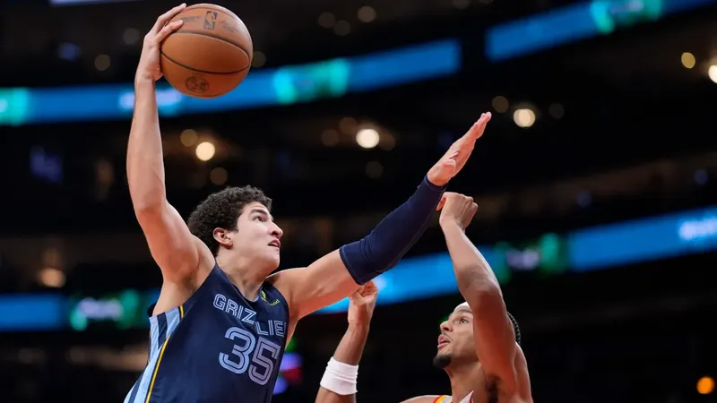 El mexicano Karim López debuta en la NBA