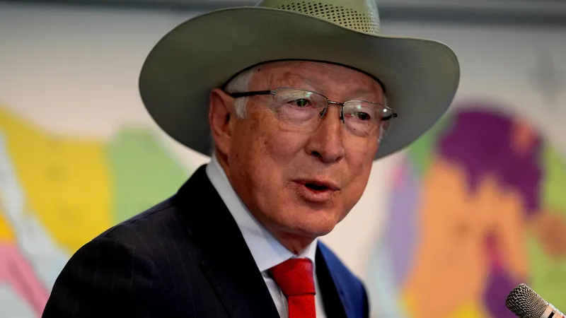 Si Ken Salazar le mintió a México "quedará como un tropiezo diplomático con EEUU", dice experto