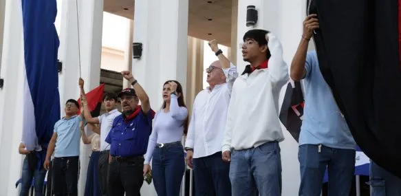 Izamos con Orgullo y Dignidad nuestras Banderas Nacionales