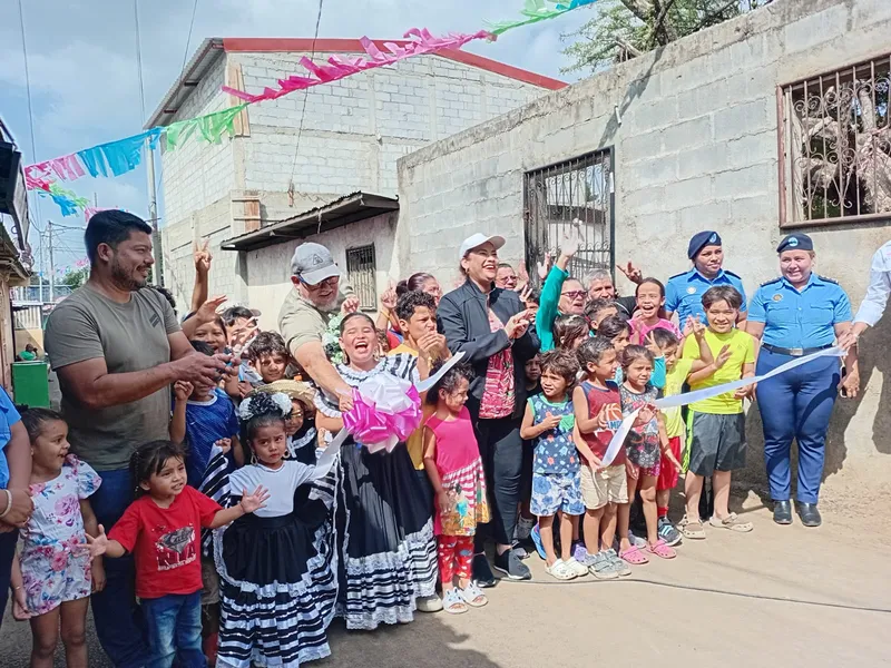 Familias del barrio Jorge Dimitrov celebran nuevas calles que transforman su movilidad