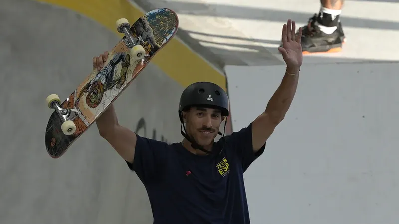 Skater olímpico hace historia en la cancha del ‘Atleti’ al patinar sobre el larguero de la portería