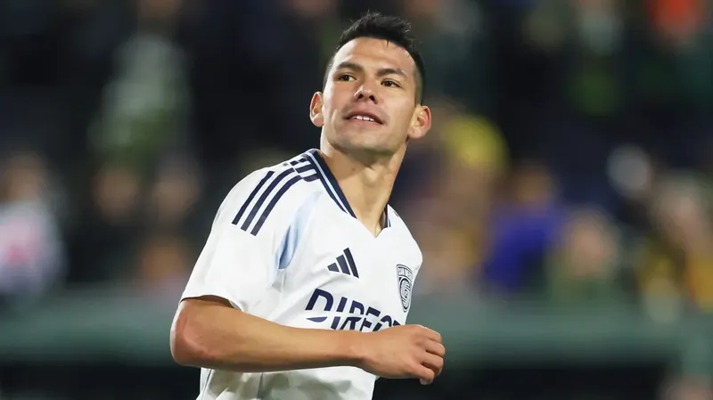Hirving Lozano explicó qué pasó en el acercamiento de Mikey Varas