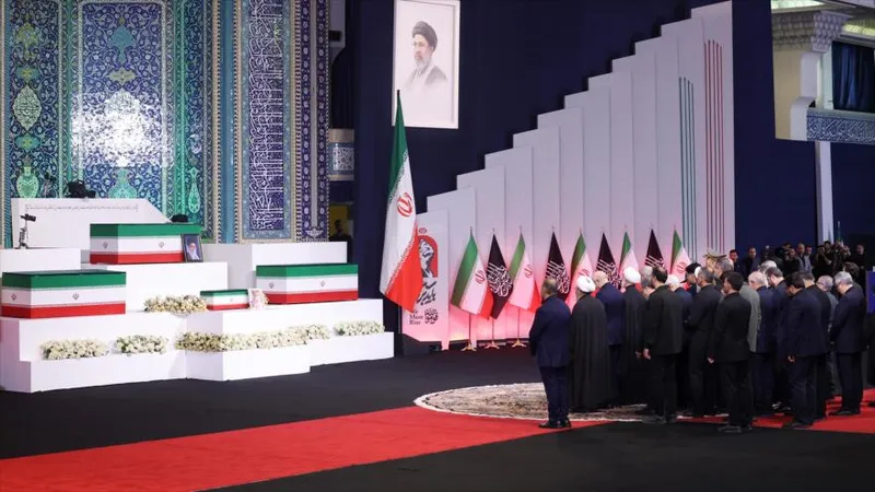 Altas autoridades políticas y militares de Irán rinden homenaje al Líder mártir
