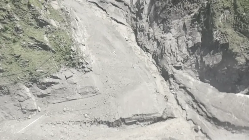 Demostración animada exclusiva: ¿Por qué son tan difíciles las labores de rescate y socorro tras el colapso glaciar en Nepal que desencadena un devastador deslizamiento de tierra de Gyirong?