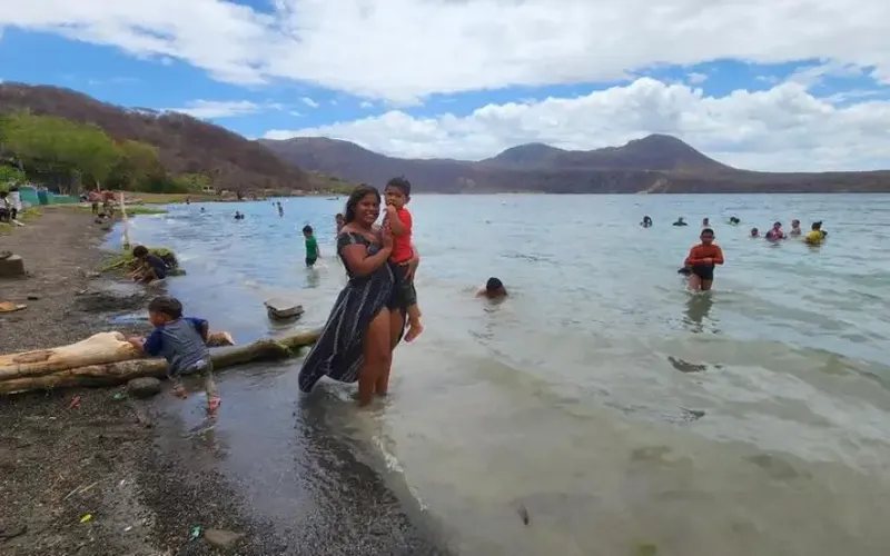 Familias disfrutan un domingo refrescante en Xiloá