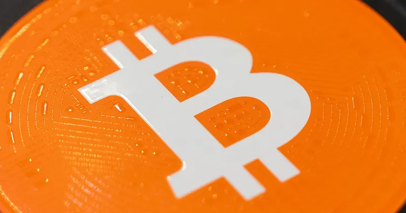 Bitcoin cae en Asia ante dudas sobre ley cripto de EE.UU. y perspectivas de tasas