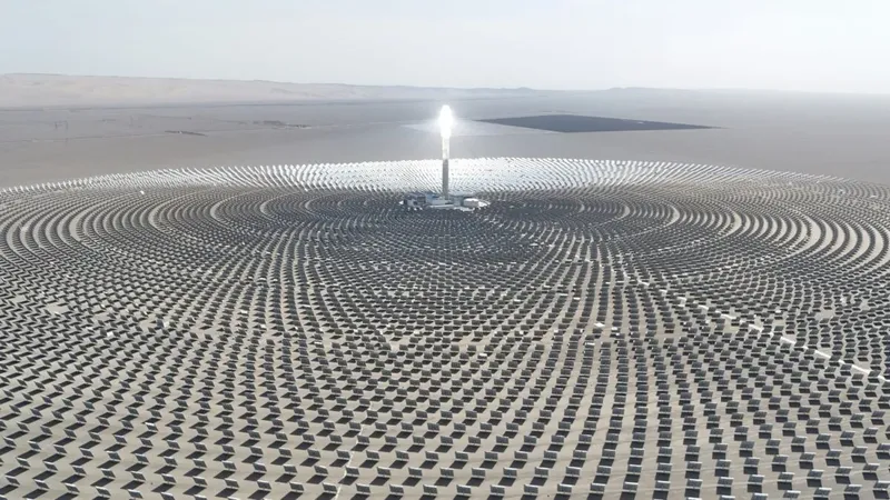 Miles de espejos apuntando a una torre gigante: así funcionan las centrales solares que México quiere usar para tener electricidad de noche