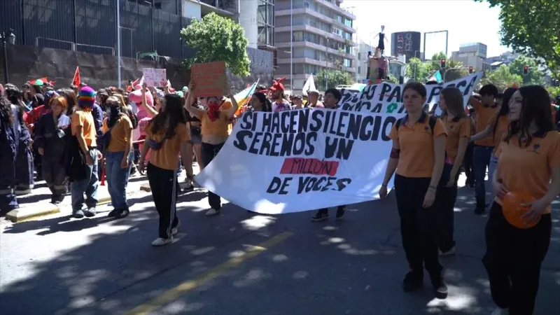 Estudiantes chilenos protestan contra los recortes en la educación