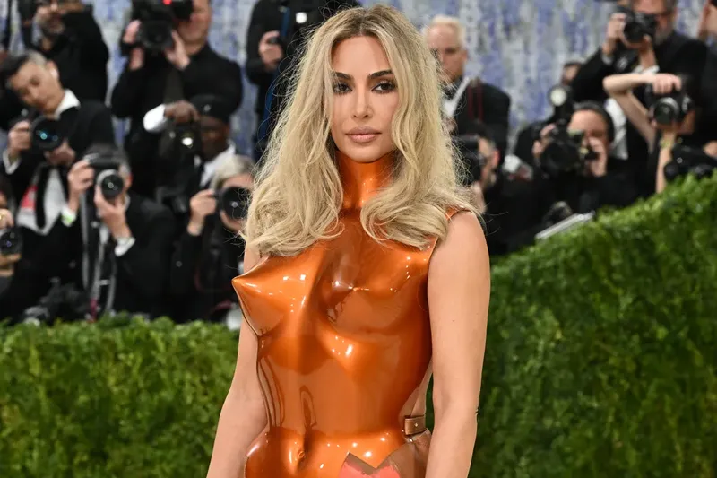 Kim Kardashian sorprendió con un inesperado cambio de look