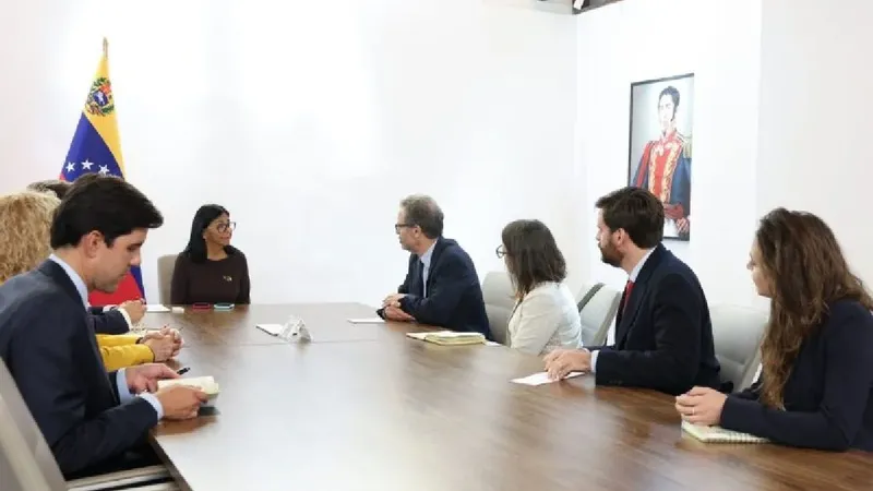 Delcy Rodríguez recibe a Human Rights Watch 18 años después de la expulsión de su director