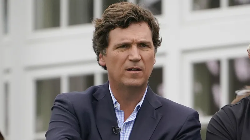 "Nos desprecian, nos utilizan, nos mienten": Tucker Carlson advierte de riesgo de revolución en EE.UU.