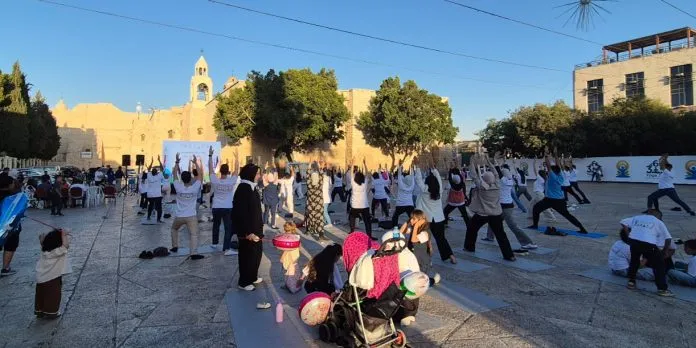 Jornada del Día Internacional del Yoga reúne al cuerpo diplomático en Belén, Palestina