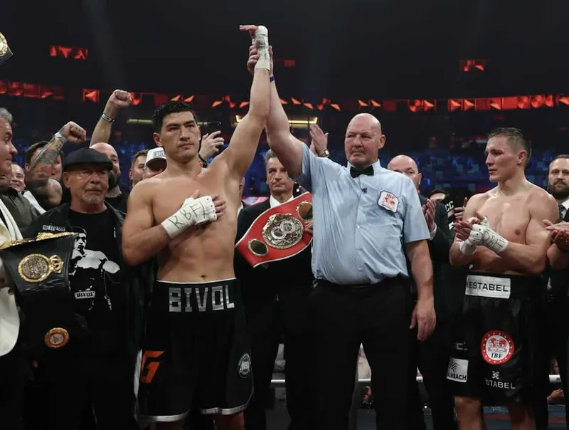 Bivol lejos de su nivel, pero superior a Eifert. Ganó, lo espera Callum ¿y luego quién? ¿Canelo?