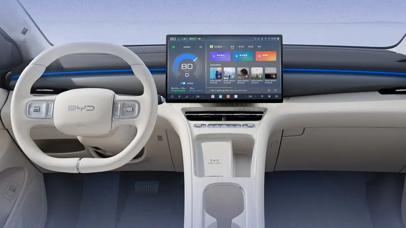 Después de verlo por fuera ha llegado el momento de verlo por dentro: así es el nuevo Dolphin Surf que BYD venderá en 2027