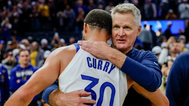 Steve Kerr alaba el comportamiento de Stephen Curry con su renovación