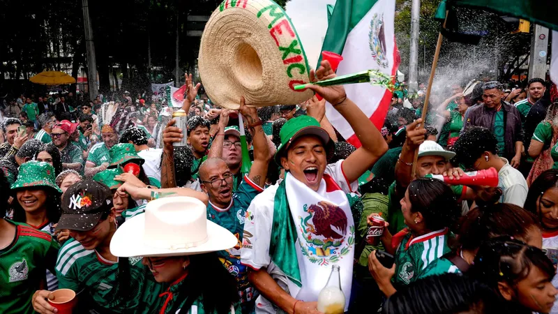 Festejos por los triunfos de México en el Mundial "han sido una válvula de escape" para la población, dice experto