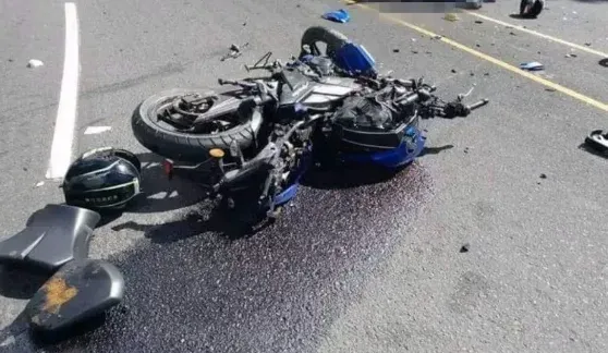 Motociclista queda con prónosticos reservados al estrellarse contra una grúa, en Nandaime